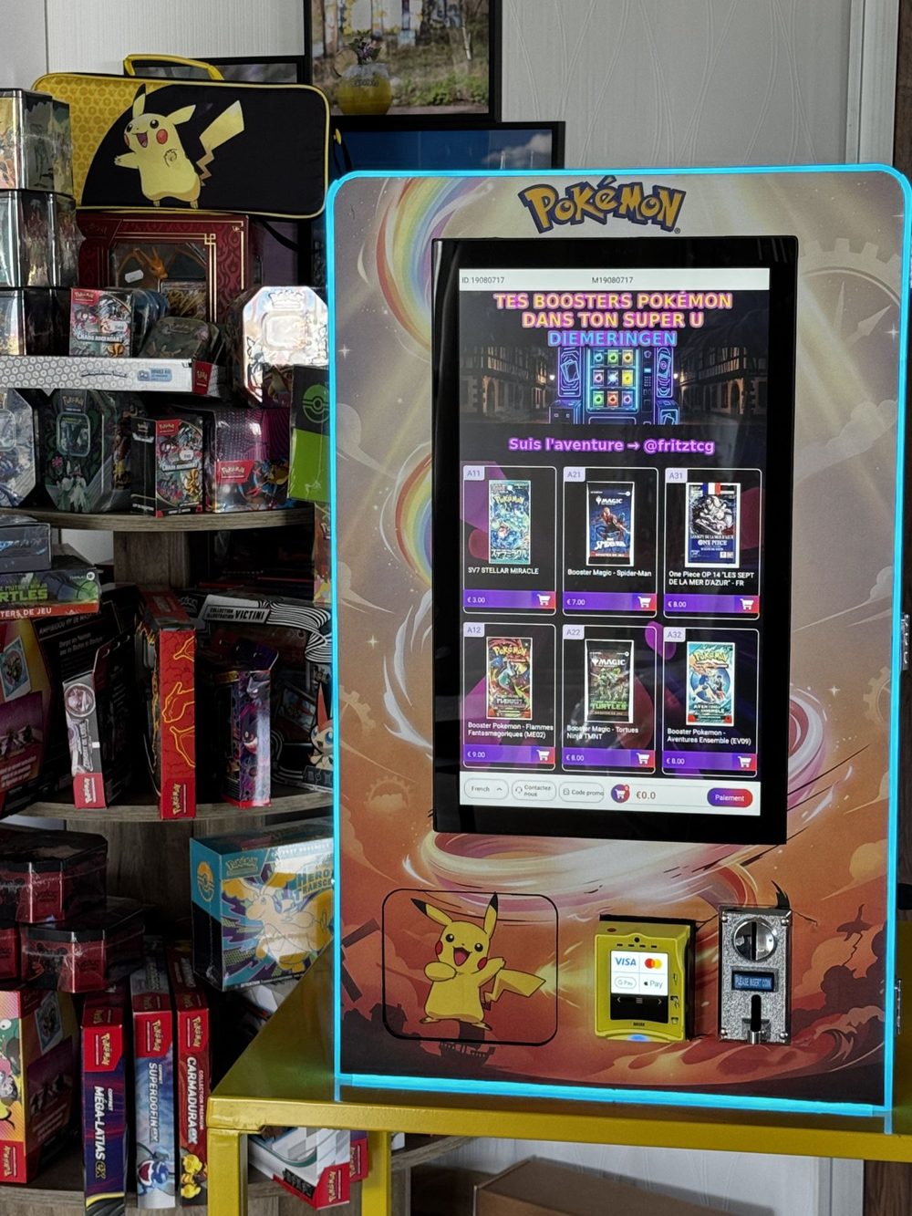 Distributeur automatique de boosters Pokémon FRITZTCG au Super U Diemeringen