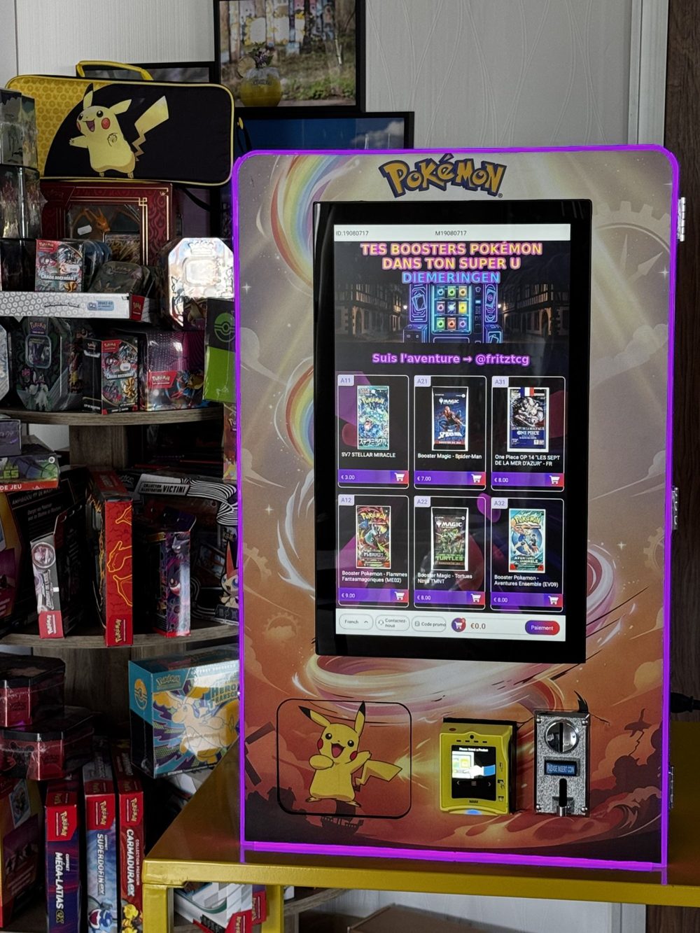 Distributeur FRITZTCG en néon magenta