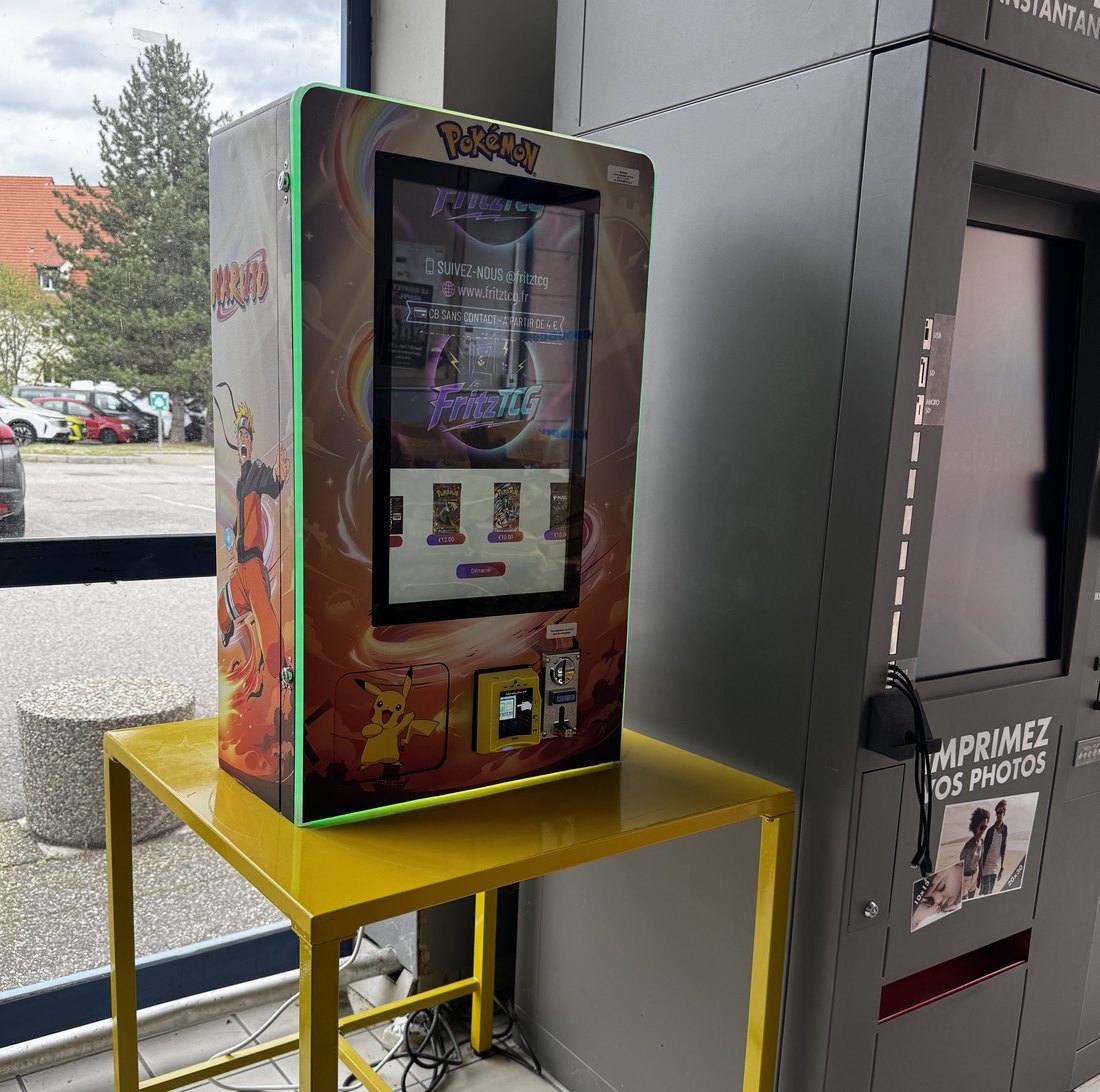 Distributeur FRITZTCG à l'entrée du Super U de Saverne, à côté du photomaton
